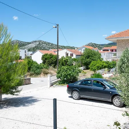 Apartment Miamare Seget Vranjica