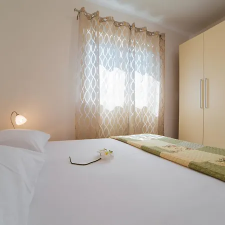 Apartment Miamare Seget Vranjica